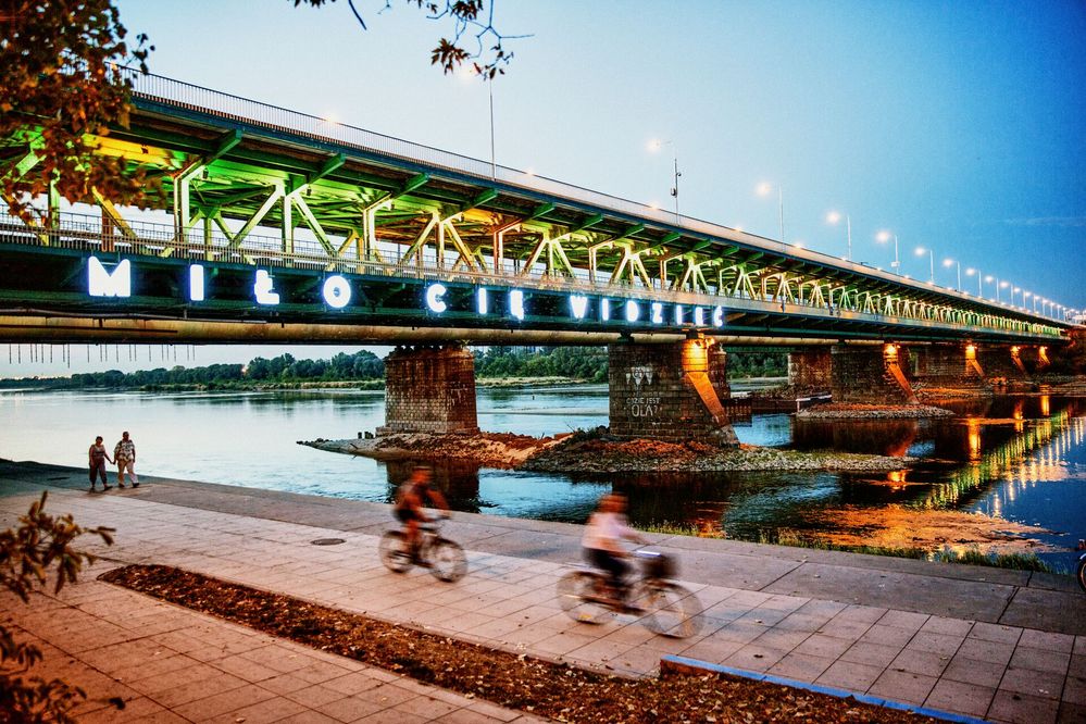 Large_MS PPT_Web-People walking and cycling on the boulevard next to a river and bridge in warsaw, poland..jpg