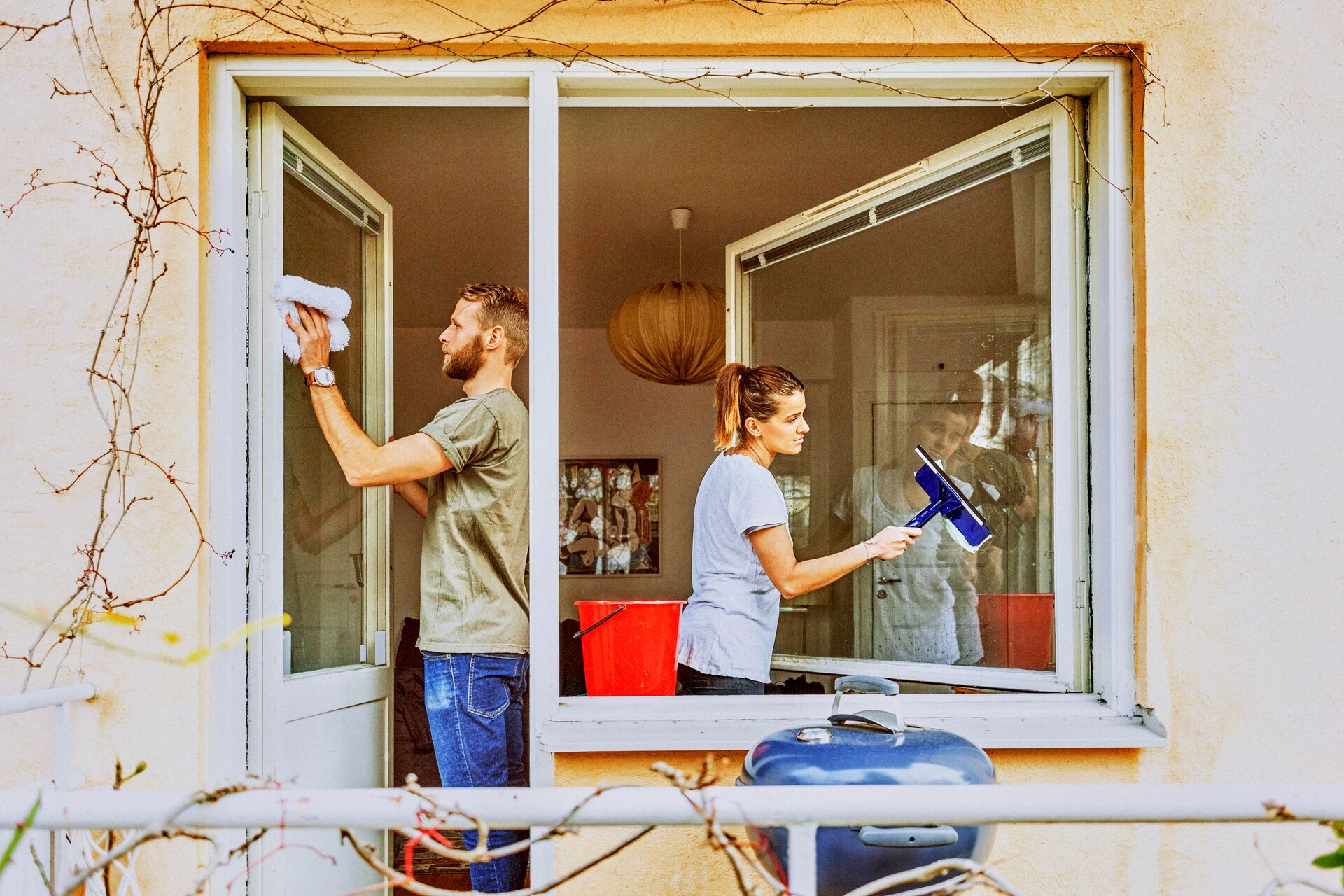 Large_MS PPT_Web-Man and woman cleaning the windows of a house..jpg