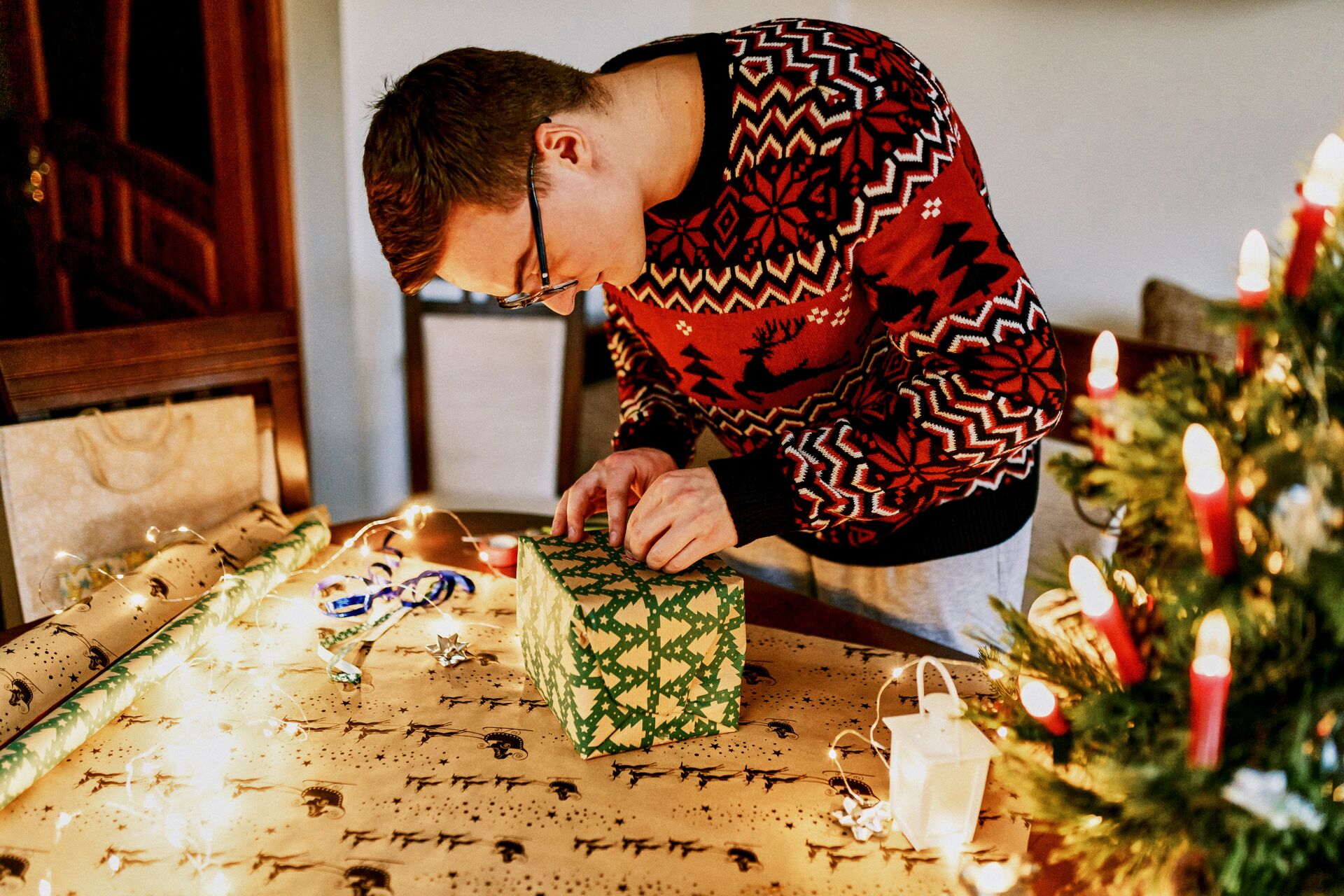 Large_MS PPT_Web-Young man wrapping christmas present.jpg