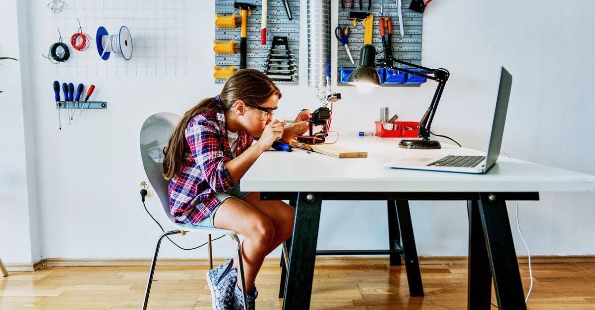 girl workin on the robot
